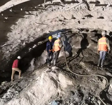 李沧隧道拱顶带模注浆料，微膨胀注浆料的特点及施工工艺